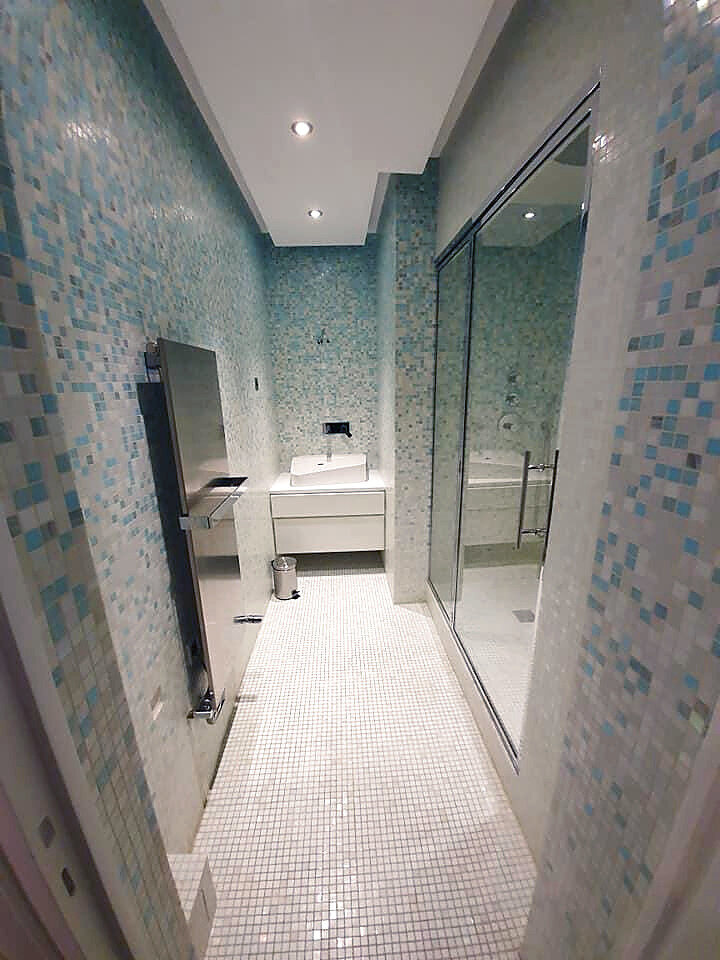 Salle de bains en mosaïque – chantier Amenite