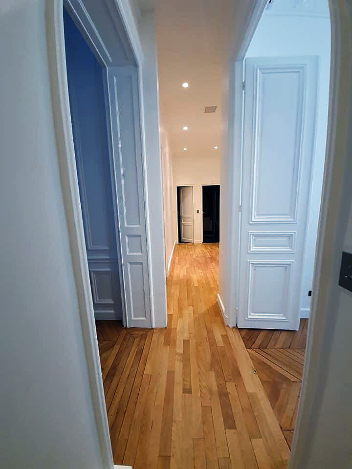 Couloir, parquet et moulures – chantier Amenite