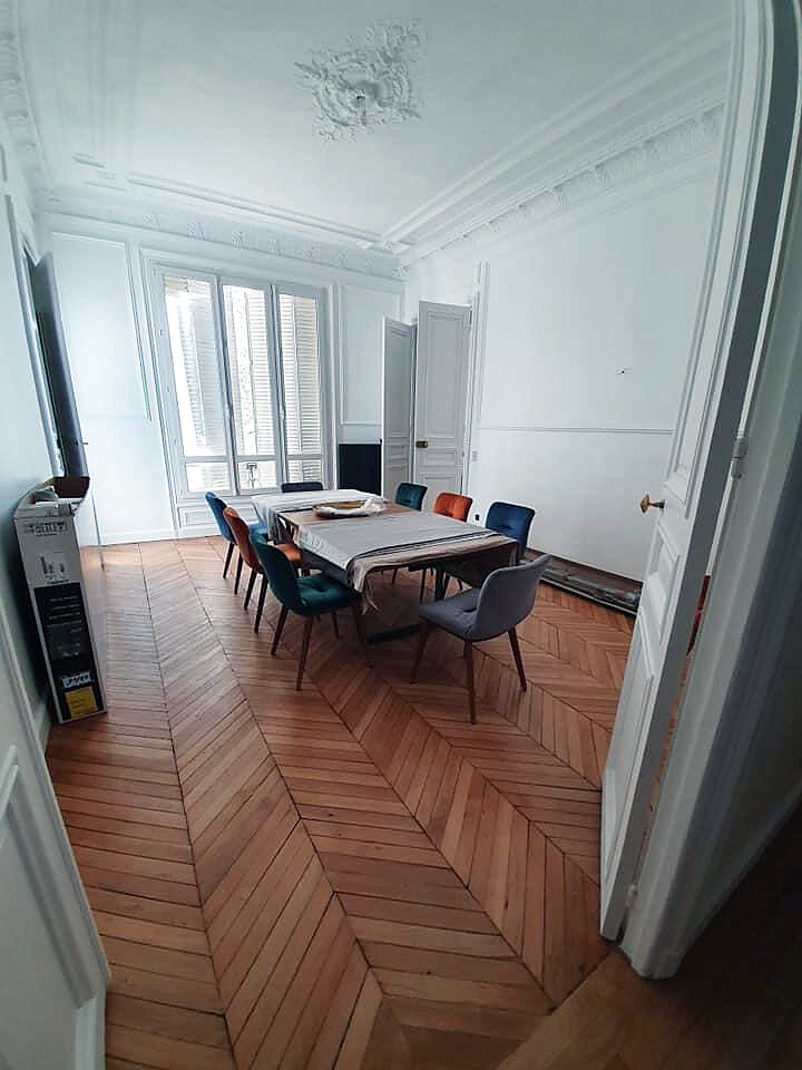 Salle à manger, parquet en point de Hongrie – chantier Amenite