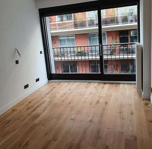 Pièce rénovée par Amenite, parquet et grandes fenêtres